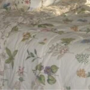 Longaberger Cream Floral quilt. Queen size